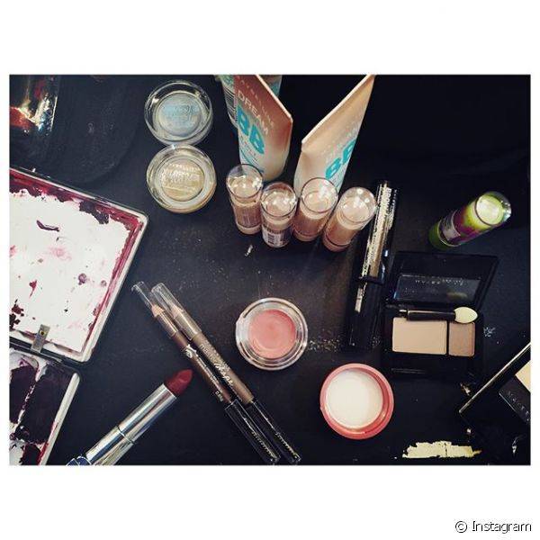 A maquiadora Vanessa Rozan, respons?vel pela maquiagem do desfile da Uma Raquel Dawidowicz, dividiu com seus seguidores do Instagram os produtinhos usados para a make do SPFW